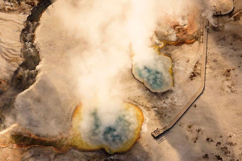 De kleurrijke geothermische bronnen stomen in het zonlicht bij het beroemde Yellowstone National Park van Wyoming