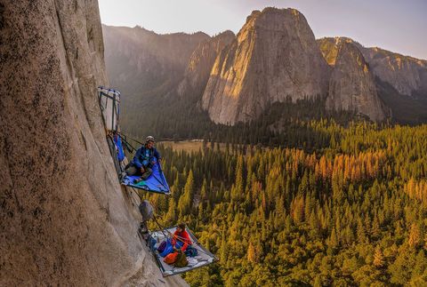 Klimmers genesteld in een verticale camping trotseren de granieten wand van de beroemde El Capitan in Yosemite Park