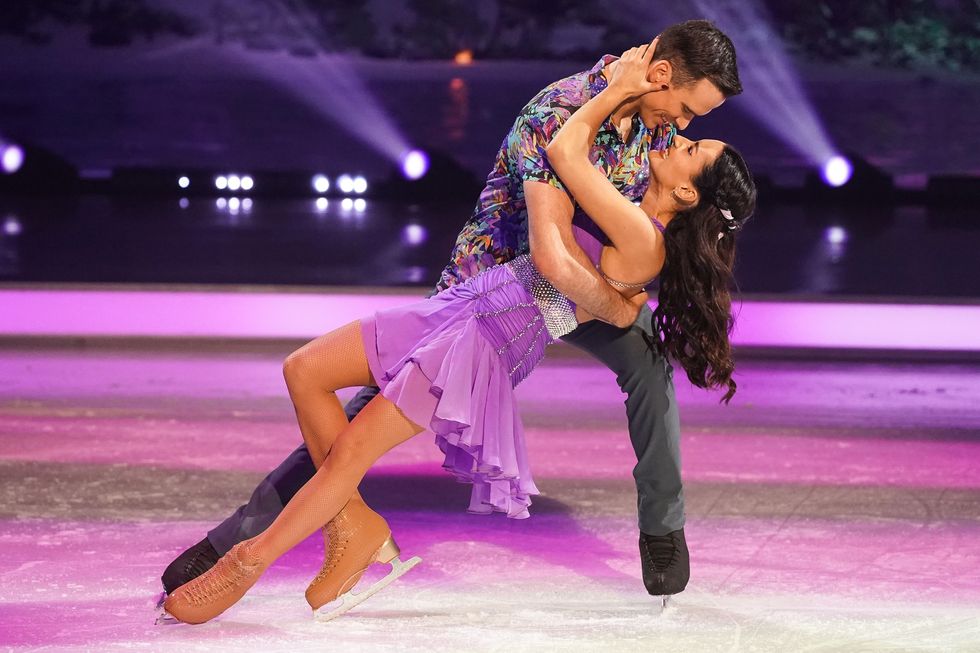 Amber Davies y Simon Seneca, bailando sobre hielo