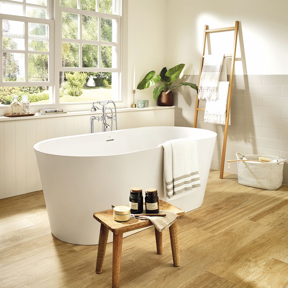 baño con bañera exenta de diseño moderno