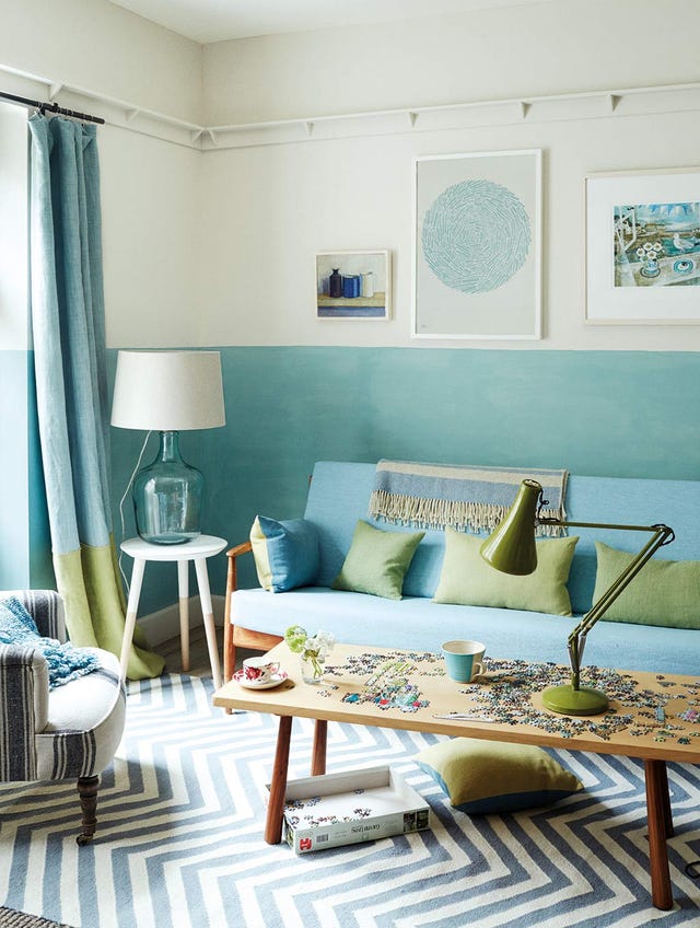 Salón millennial decorado en azul y verde