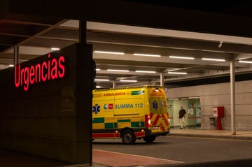 una ambulancia estacionada en el servicio de urgencias de un hospital