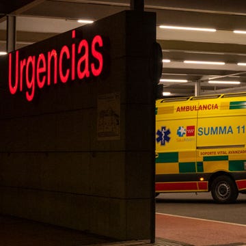 Una ambulancia estacionada en el servicio de urgencias de un hospital una ambulancia estacionada en el servicio de urgencias de un hospital