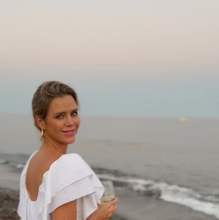 Amelia Bono con body blanco de € de Zara más viral