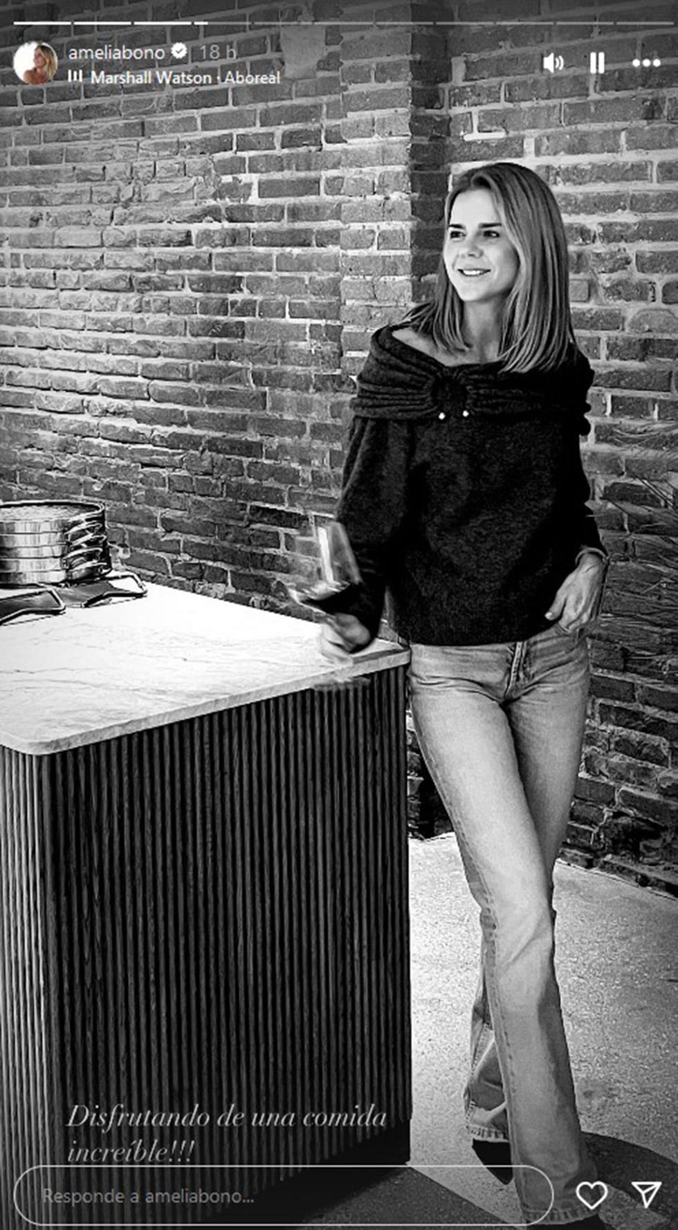 la empresaria en una foto en blanco y negro con una copa de vino en una comida