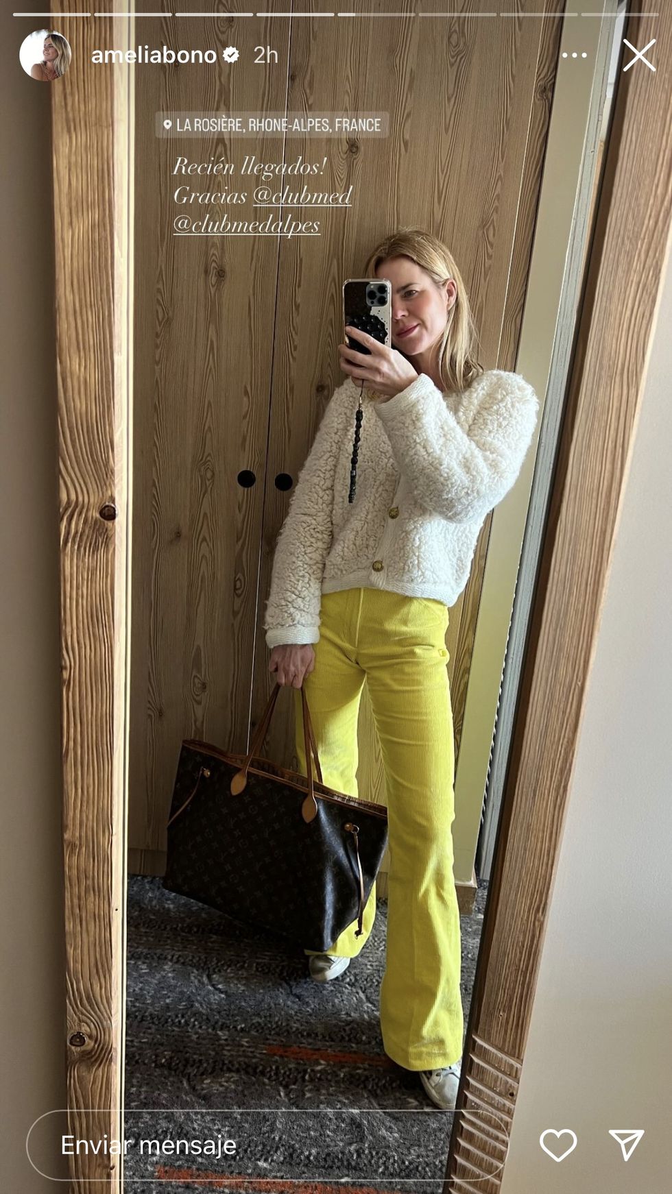 amelia bono con pantalones de pana amarillos