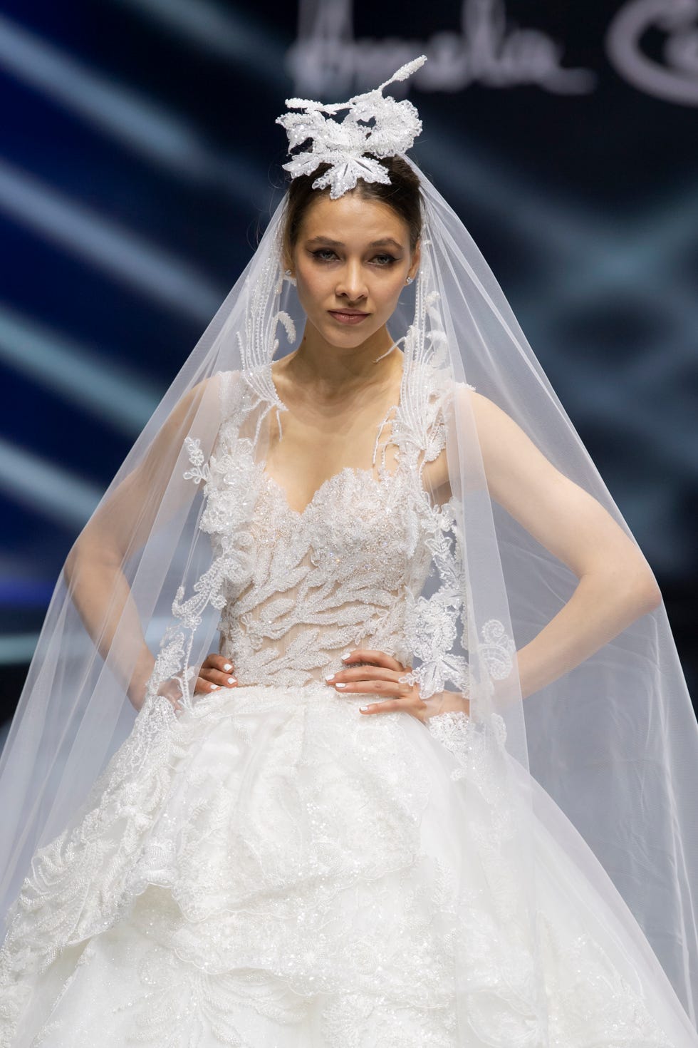 Novias con el pelo corto: tocados, diademas y velos