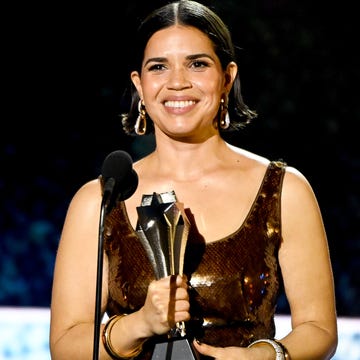 2024年1月14日（現地時間）に開催された第29回クリティクス・チョイス・アワードで、﻿seeher賞を受賞したアメリカ・フェレーラ。﻿ラテン系俳優であるアメリカの力強いスピーチに、多くの感動の声がセレブたちからも集まっている。