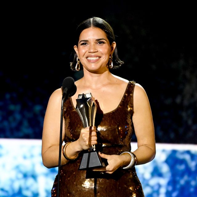 2024年1月14日（現地時間）に開催された第29回クリティクス・チョイス・アワードで、﻿seeher賞を受賞したアメリカ・フェレーラ。﻿ラテン系俳優であるアメリカの力強いスピーチに、多くの感動の声がセレブたちからも集まっている。