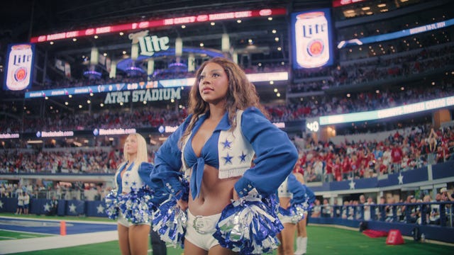 America's Sweethearts: Dallas Cowboys Cheerleaders, seizoen 2. Armani in America's Sweethearts: Dallas Cowboys Cheerleaders, seizoen 2. Met dank aan Netflix © 2025