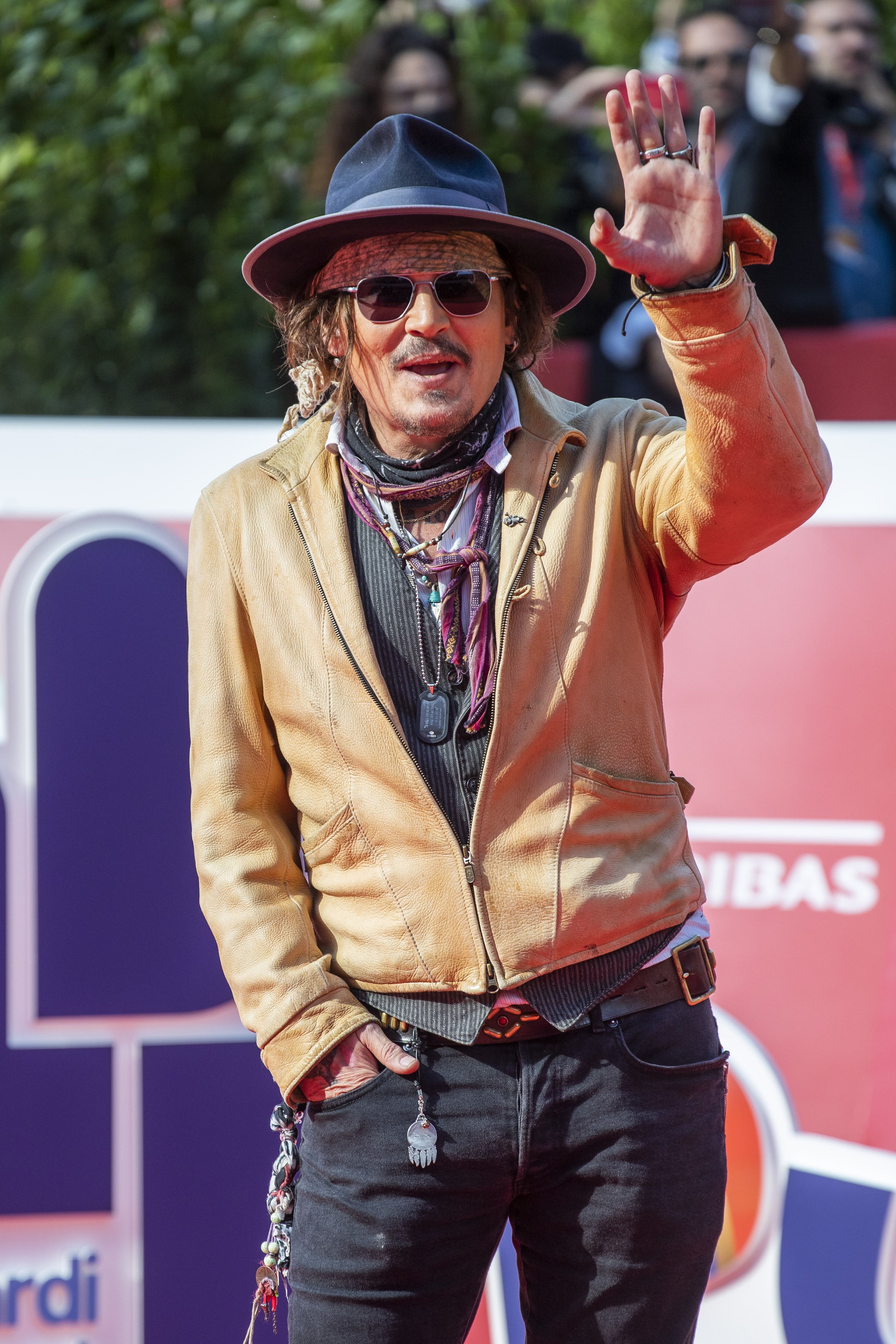 Johnny Depp Oggi A Roma è Irriconoscibile Ma Rimane Un Mito