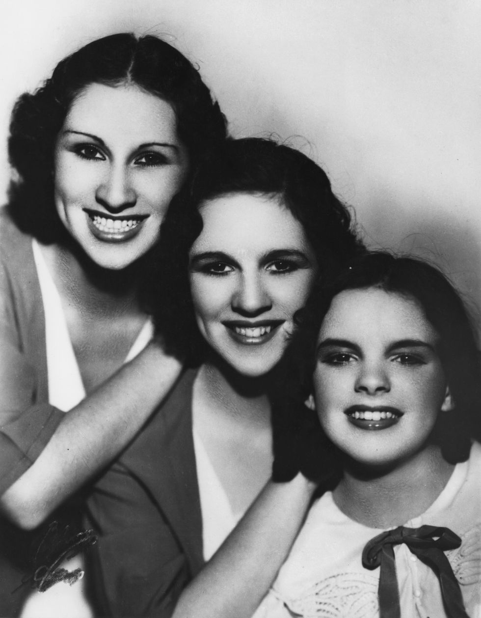 The Gumm Sisters　American actress and singer Judy Garland (1922 - 1969) with her sisters in a promotional portrait for their musical trio The Gumm Sisters, circa 1935. From left to right, Mary Jane Gumm, aka Suzy or Suzanne (1915 - 1964), Dorothy Virginia Gumm, aka Jimmie (1917 - 1977) and Frances Ethel Gumm (later Judy Garland