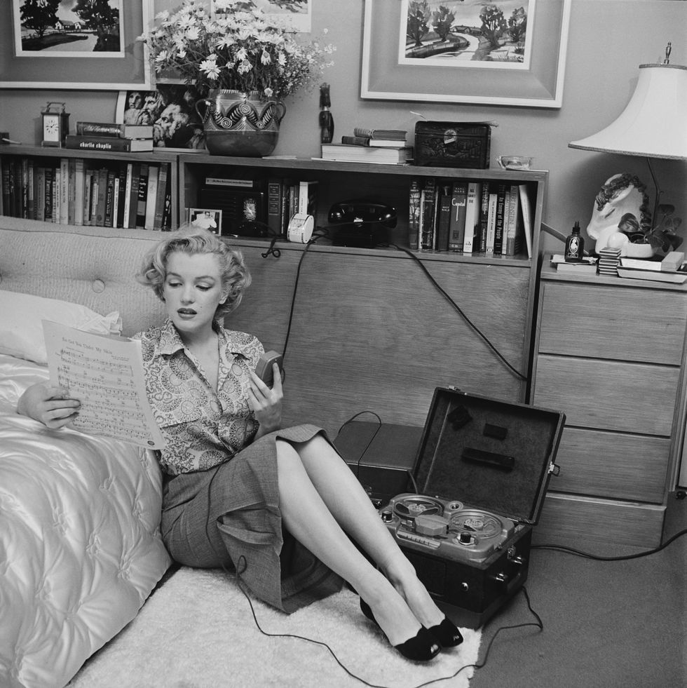 marilyn monroe reading sheet music
