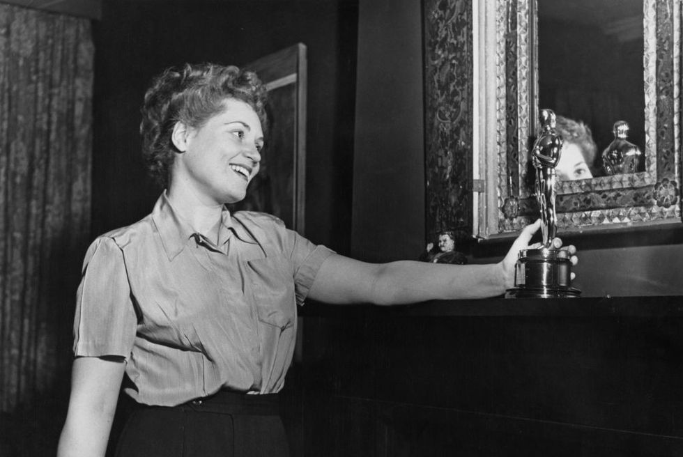 judy holliday looks at award