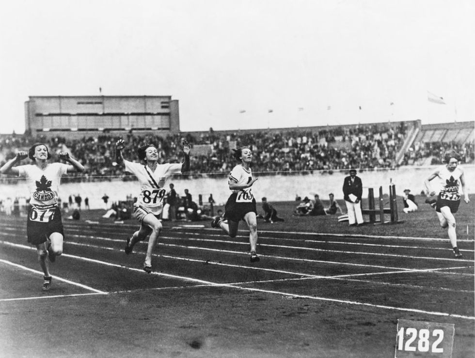 robinson wins 100 metres