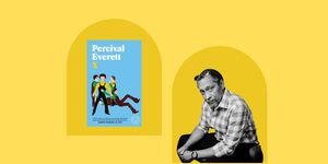 el escritor percival everett junto a la portada de su libro x, novela que adapta la película american fiction