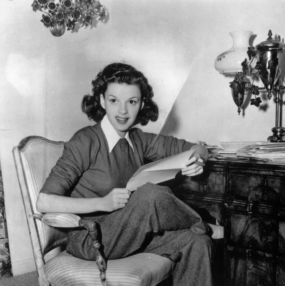 1944: american film actress judy garland (frances ethel gumm, 1922 1969) at home answering fan mail. (photo by hulton archive/getty images)