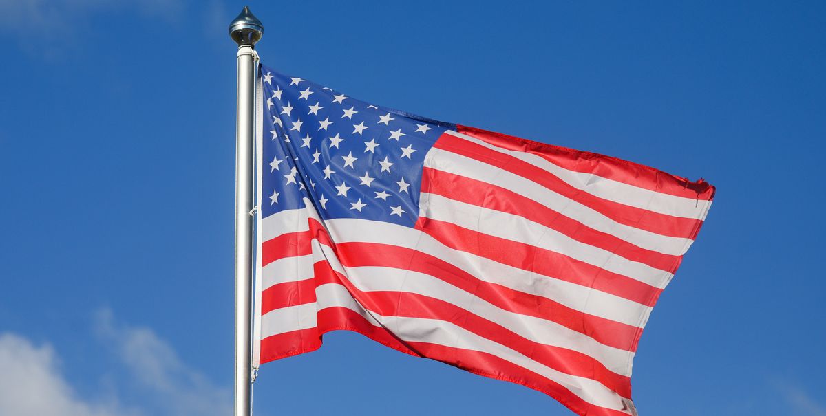 american-flag-etiquette-1654880325.jpg?crop=1.00xw:0.756xh;0,0.0709xh&resize=1200:*