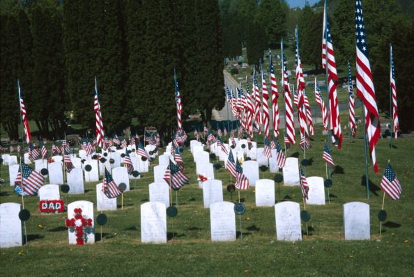 american flags at gravesites in wisconsin cemetery