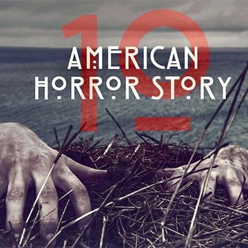 primer teaser poster de american horror story, temporada 10, que ha compartido ryan murphy en su cuenta de Instagram. en la imagen se ven unas manos en una playa.