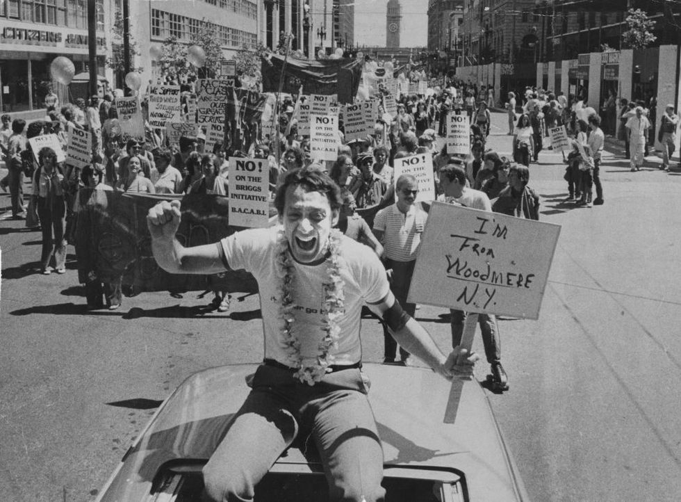 harvey milk na paradzie gejowskiej