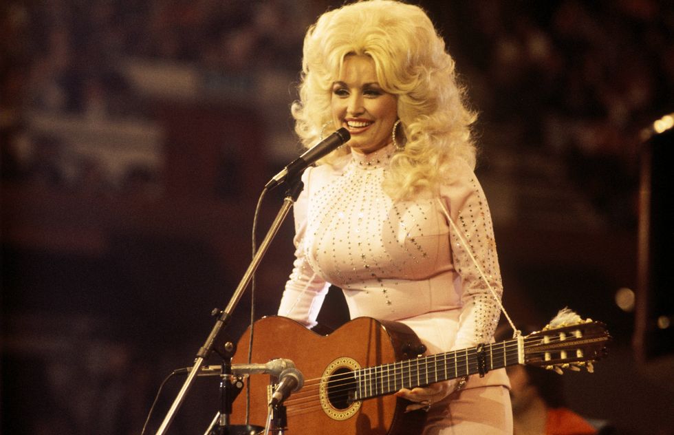 texan blow out cowgirl core hair trend dolly parton in ﻿1976