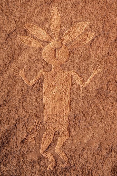 Dit paneel laat een zeldzame gemaskerde bovennatuurlijke danser zien van de NavajoYeibichai