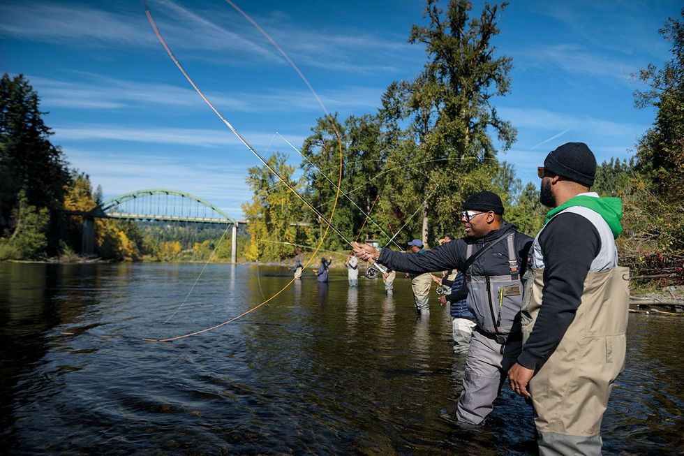 Chad Brown leertStephen Green rechtsvliegvissen in de Clackamas vlak bij Portland OregonBrown is directeur van Love Is King een organisatie die mensen van kleur aanmoedigt de natuur in te trekkenHet aantal zwartevissers in de VS groeit