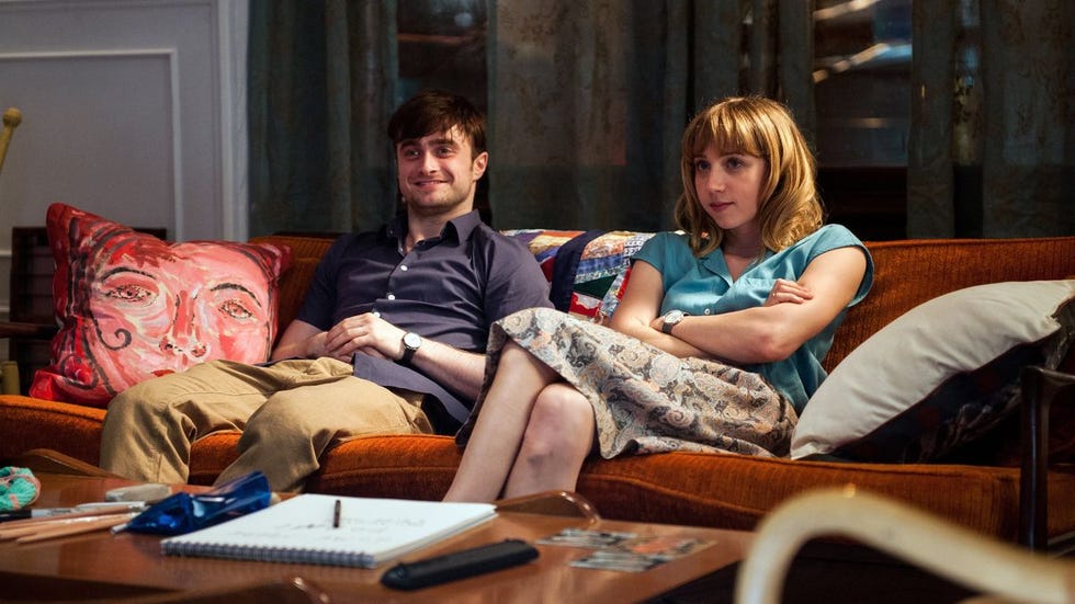 Daniel Radicliffe y Zoe Kazan en una escena de 'Amigos de más' 
