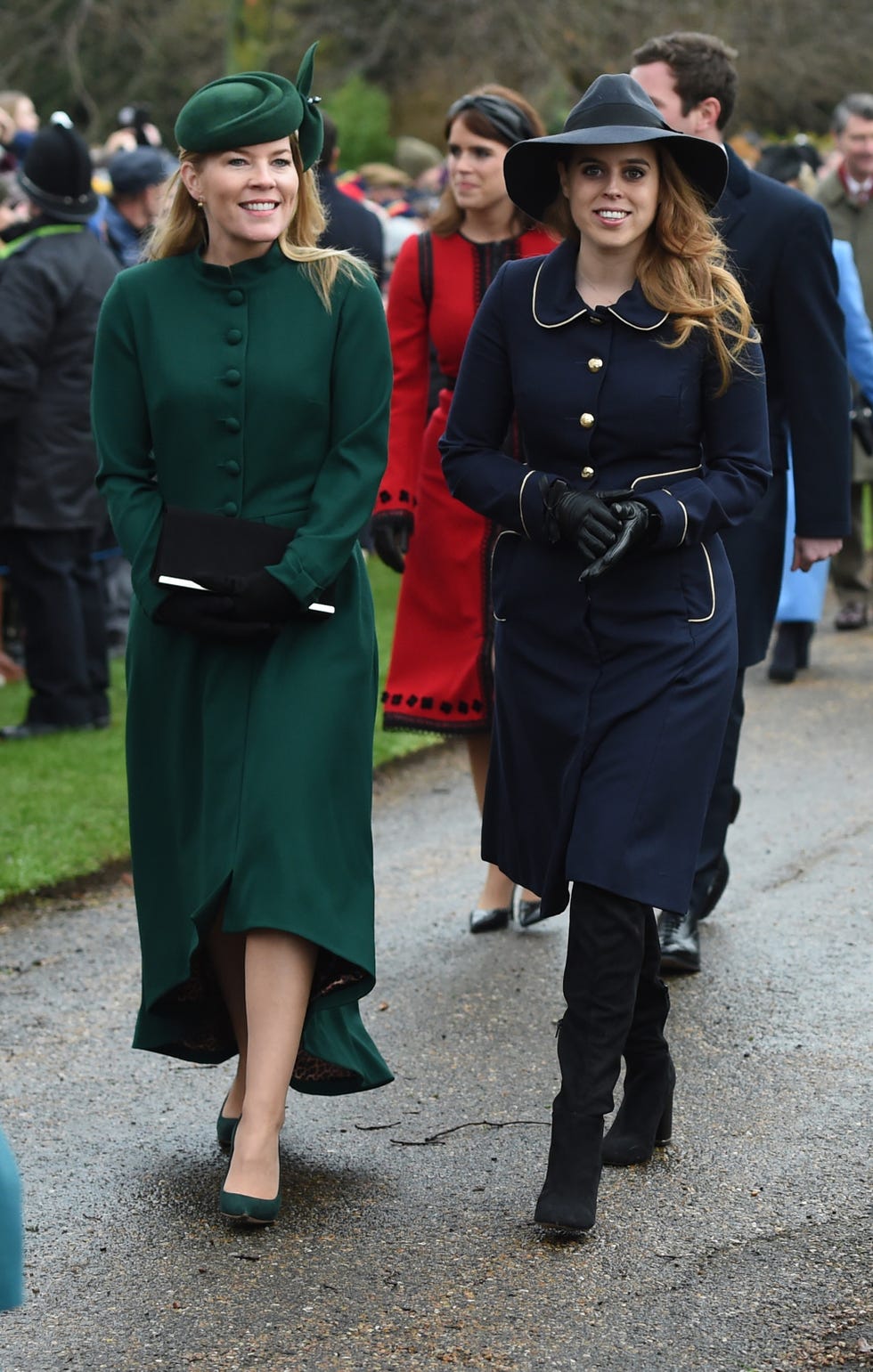 Familia Real inglesa, Kate Middleton, Meghan Markle, Príncipe Carlos, Príncipe Guillermo, Príncipe Harry, reina Isabel II,  princesa Eugenia, Jack Brooksbank, Kate Middleton y Meghan Markle ponen fin a los rumores de distanciamiento, La Familia Real británica celebra la Misa de Navidad de Sandringham, Kate y Meghan ponen fin a los rumores de crisis