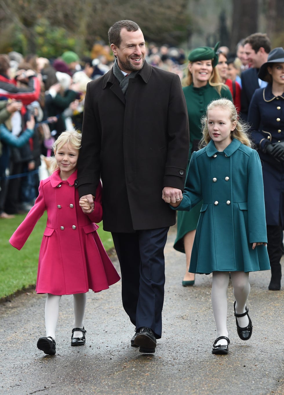 Familia Real inglesa, Kate Middleton, Meghan Markle, Príncipe Carlos, Príncipe Guillermo, Príncipe Harry, reina Isabel II,  princesa Eugenia, Jack Brooksbank, Kate Middleton y Meghan Markle ponen fin a los rumores de distanciamiento, La Familia Real británica celebra la Misa de Navidad de Sandringham, Kate y Meghan ponen fin a los rumores de crisis