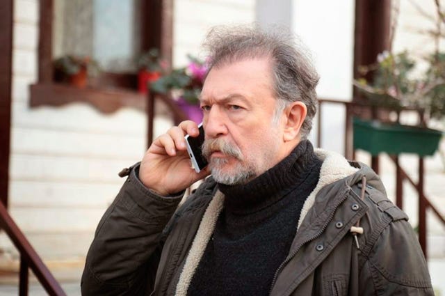 sevket habla por teléfono en una escena de amor a segunda vista