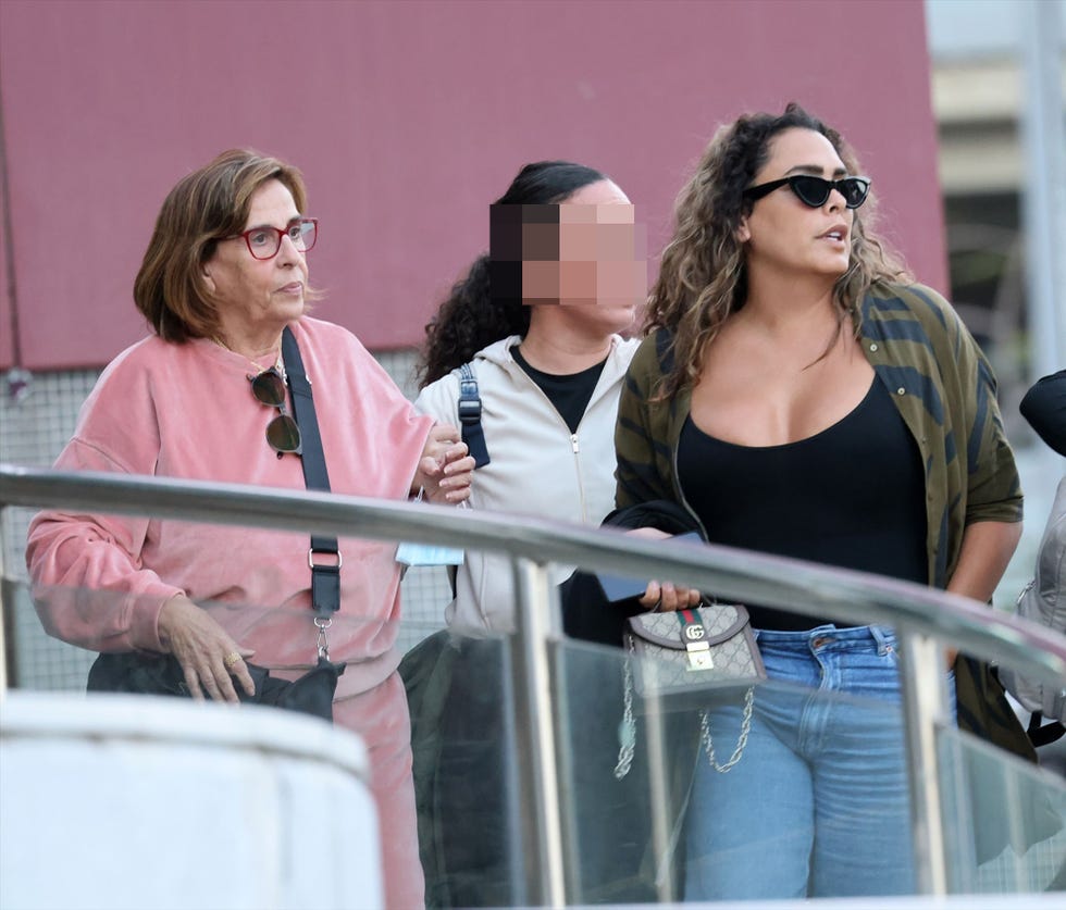 la colaboradora con la madre de anabel pantoja a las afueras del hospital