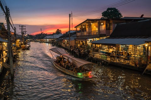 Langs de oever van de rivier de Mekong de langste van ZuidoostAzi zie je prachtige taferelen zoals de drijvende markt van Amphawa in Thailand