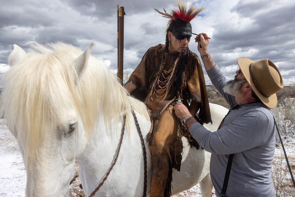 american primeval. (l to r) derek hinkey as red feather and makeup department head howard berger behind the scenes of episode 101 of american primeval. cr. matt kennedy/netflix © 2023