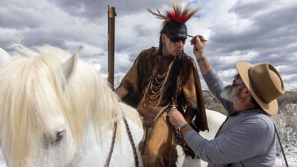 american primeval. (l to r) derek hinkey as red feather and makeup department head howard berger behind the scenes of episode 101 of american primeval. cr. matt kennedy/netflix © 2023