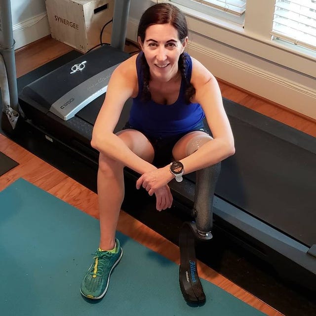 la ultracorredora amputada jacky hunt broersma posa con su cinta de correr, donde corrió 100 millas en menos de 24 horas