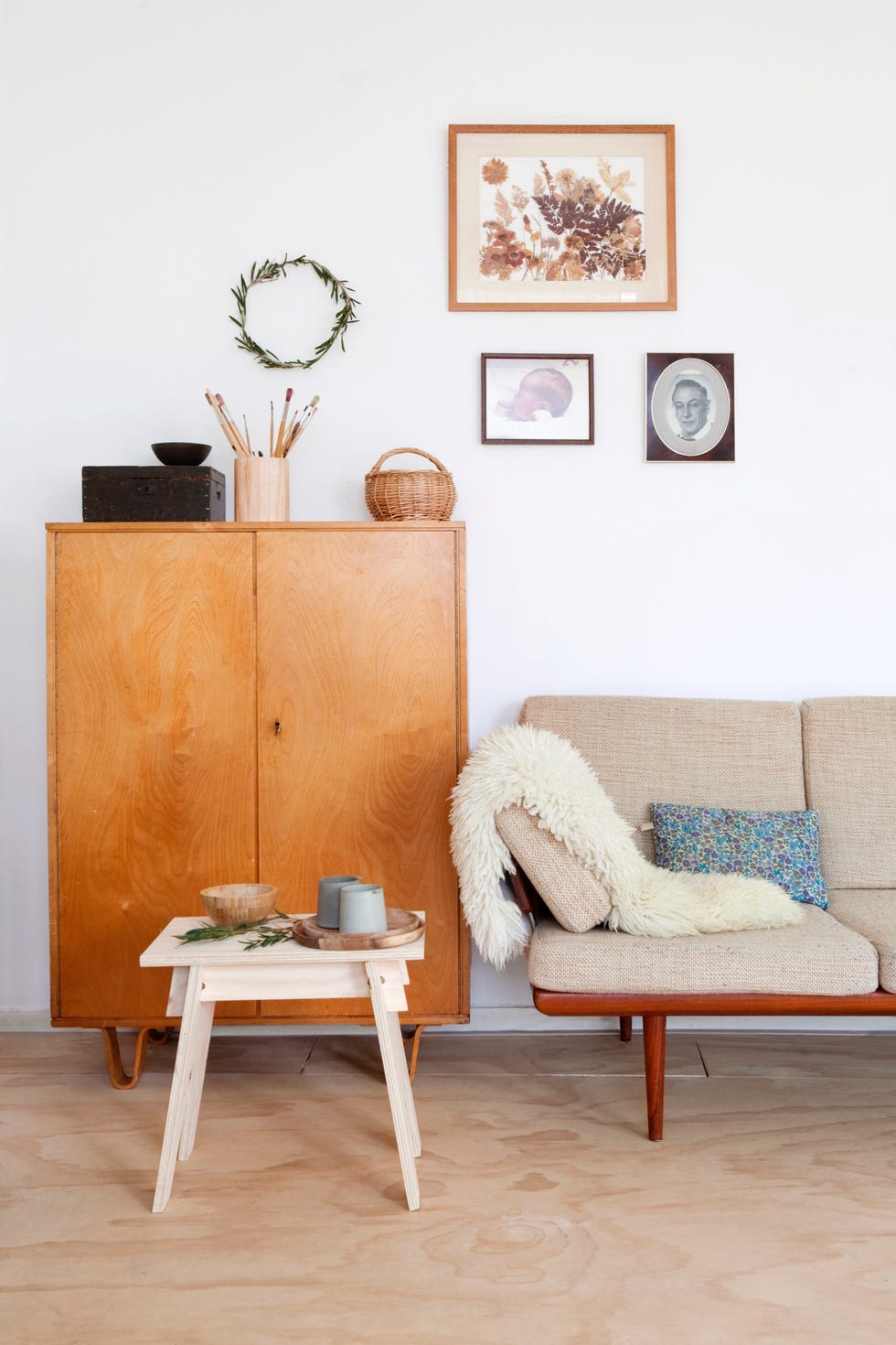 sanne follows her own style when decorating her house  she has a love for natural colors and materials the time before christmas is a happy time for the whole family with a lot of natural green and homemade accessories