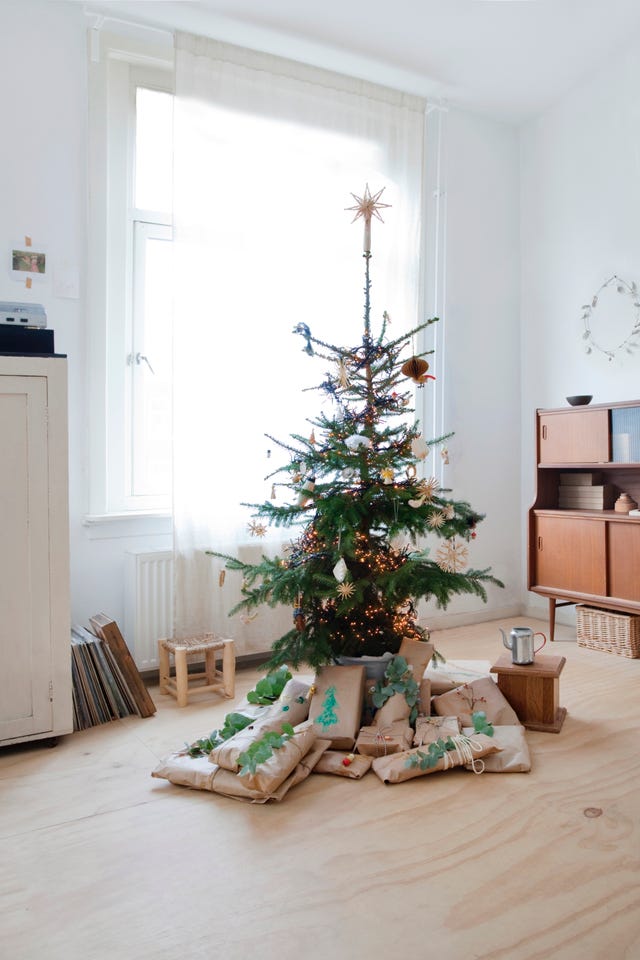 sanne follows her own style when decorating her house  she has a love for natural colors and materials the time before christmas is a happy time for the whole family with a lot of natural green and homemade accessories