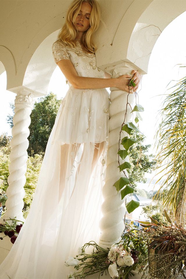 アンテリーベのミニドレス＋オーバースカートのデザインのドレスを着たモデル。