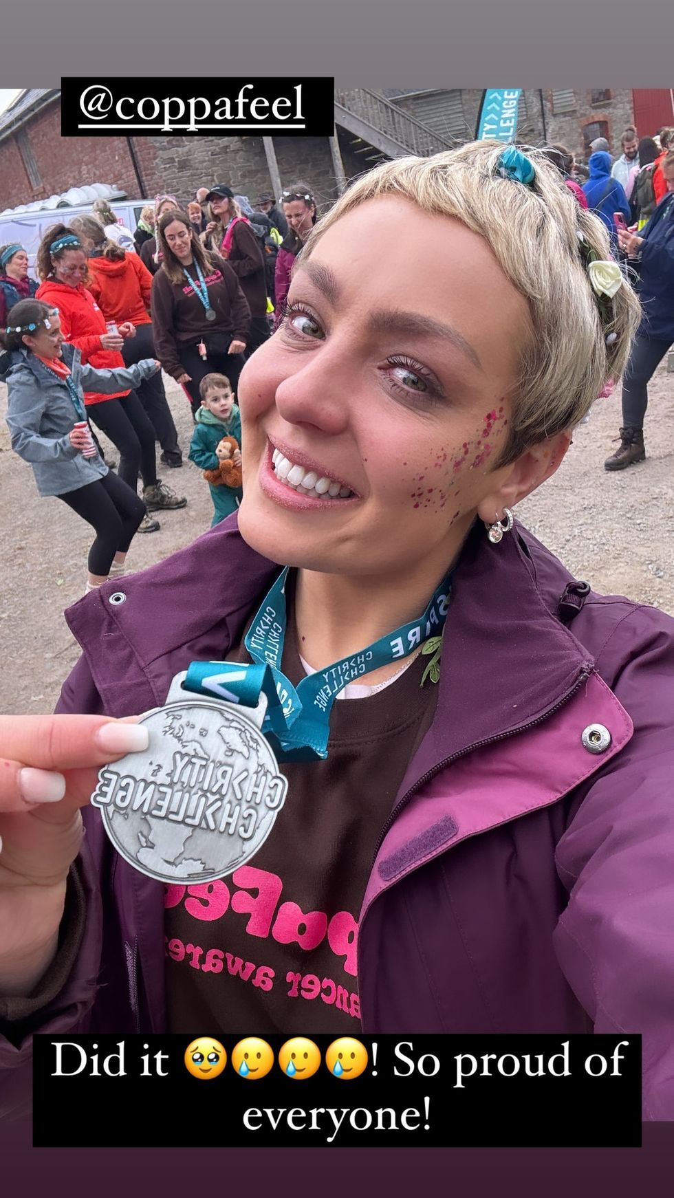Amy Dowden hält eine Medaille in einem Social-Media-Selfie