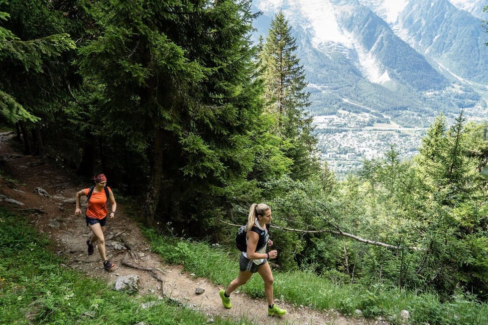 amy schlinger running on a trail testing running vests