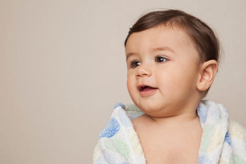 bebe moreno con bata