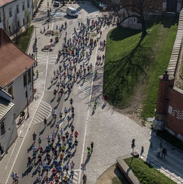 20th cracovia notice in poland, how to run tangents