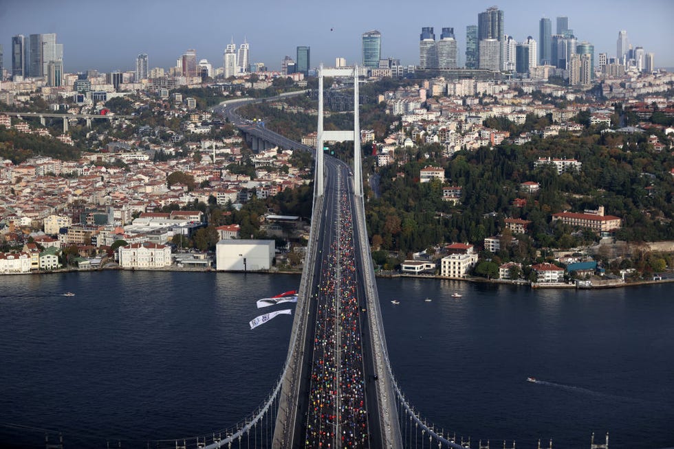 los maratonianos cruzan el puente de los mártires en el maratón de estambul