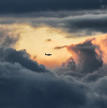 vliegtuig door de wolken
