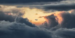 vliegtuig door de wolken