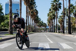 un participante en un triatlón en barcelona