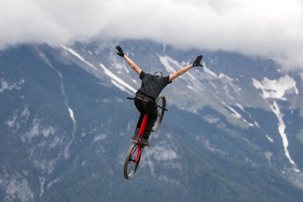 un ciclista salta en el crankworx de innsbruck 2019
