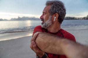 hombre preparándose para entrenar